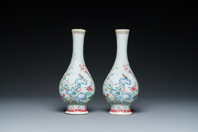 Paire de vases de forme bouteille en porcelaine de Chine famille rose, Jiaqing