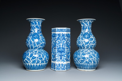 Trois vases en porcelaine de Chine en bleu et blanc, 19&egrave;me