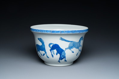 Jardini&egrave;re en porcelaine de Chine en bleu et blanc &agrave; d&eacute;cor de 'Huit chevaux de Mu Wang', marque de Kangxi, 19/20&egrave;me