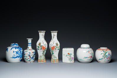 Six vases et un pot couvert en porcelaine de Chine, 19/20&egrave;me