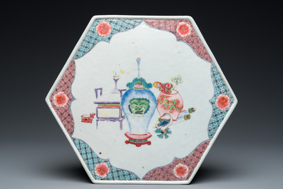 Een zeldzame Chinese hexagonale famille rose sokkel met decor van antiquiteiten, Yongzheng