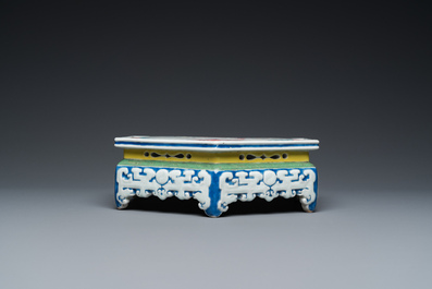 Rare socle ou support de forme hexagonale en porcelaine de Chine famille rose &agrave; d&eacute;cor d'antiquit&eacute;s, Yongzheng