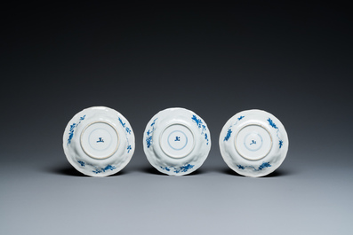 Twaalf Chinese blauw-witte en famille rose koppen en schotels, Kangxi/Yongzheng