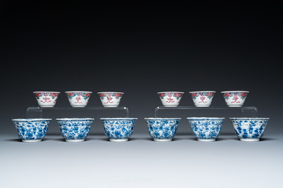 Douze tasses et soucoupes en porcelaine de Chine en bleu, blanc et famille rose, Kangxi/Yongzheng