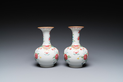 A pair of Chinese famille rose 'rooster' kendis, Qianlong