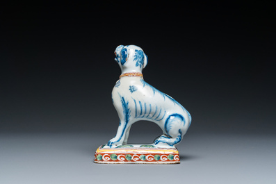 Een polychrome Delftse zittende hond op basis, 18e eeuw