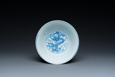 Bol en porcelaine de Chine en bleu et blanc &agrave; d&eacute;cor de dragons, marque de Yongzheng, 19/20&egrave;me