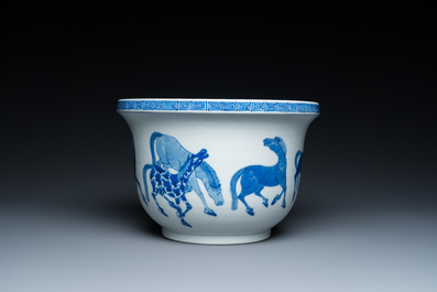 Jardini&egrave;re en porcelaine de Chine en bleu et blanc &agrave; d&eacute;cor de 'Huit chevaux de Mu Wang', marque de Kangxi, 19/20&egrave;me