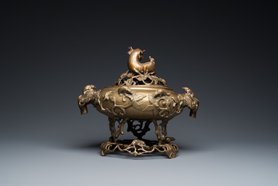 Een grote opengewerkte Chinese bronzen gedekselde wierookbrander op sokkel, 19e eeuw