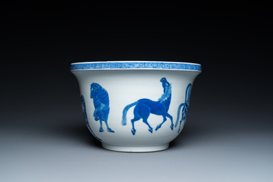 Jardini&egrave;re en porcelaine de Chine en bleu et blanc &agrave; d&eacute;cor de 'Huit chevaux de Mu Wang', marque de Kangxi, 19/20&egrave;me