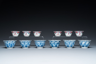 Douze tasses et soucoupes en porcelaine de Chine en bleu, blanc et famille rose, Kangxi/Yongzheng