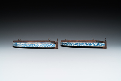 Deux rares carreaux de corniche en fa&iuml;ence  en bleu et blanc, Amsterdam, 1&egrave;re moiti&eacute; du 18&egrave;me