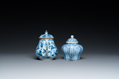 Twee Chinese blauw-witte theepotten met deksels, Kangxi