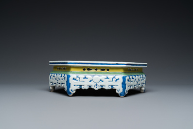 Rare socle ou support de forme hexagonale en porcelaine de Chine famille rose &agrave; d&eacute;cor d'antiquit&eacute;s, Yongzheng