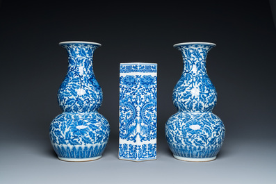 Trois vases en porcelaine de Chine en bleu et blanc, 19&egrave;me