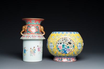 Vase &agrave; deux parties amovibles et ajour&eacute; en porcelaine de Chine famille rose, marque de Qianlong, 20&egrave;me