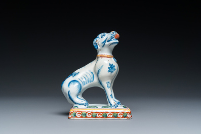 Een polychrome Delftse zittende hond op basis, 18e eeuw