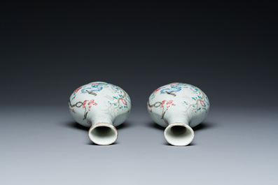 Paire de vases de forme bouteille en porcelaine de Chine famille rose, Jiaqing