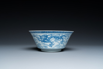 Bol en porcelaine de Chine en bleu et blanc &agrave; d&eacute;cor de dragons, marque de Yongzheng, 19/20&egrave;me