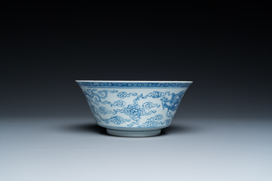 Bol en porcelaine de Chine en bleu et blanc &agrave; d&eacute;cor de dragons, marque de Yongzheng, 19/20&egrave;me