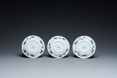 Twaalf Chinese blauw-witte en famille rose koppen en schotels, Kangxi/Yongzheng