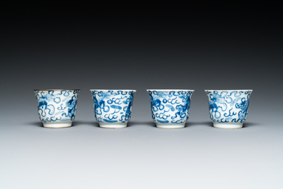 Quatre tasses sur leur plateau en porcelaine de Chine en bleu et blanc, marque Shun Li Kun Ji, 19&egrave;me