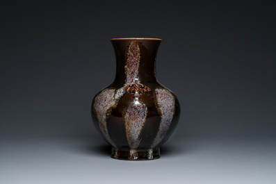 Een Chinese 'hu' vaas met bruin flamb&eacute;-glazuur, Kangxi merk, 19e eeuw