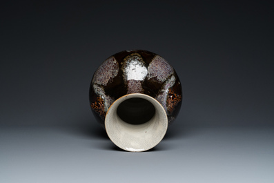 Een Chinese 'hu' vaas met bruin flamb&eacute;-glazuur, Kangxi merk, 19e eeuw