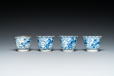 Quatre tasses sur leur plateau en porcelaine de Chine en bleu et blanc, marque Shun Li Kun Ji, 19&egrave;me