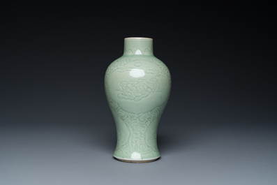 Un vase en porcelaine de Chine en c&eacute;ladon monochrome &agrave; d&eacute;cor incis&eacute; et un bol de type junyao, 19/20&egrave;me