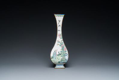 Vase de forme losange en &eacute;maux de Canton &agrave; d&eacute;cor des 'quatre saisons', Chine, marque et &eacute;poque de Qianlong