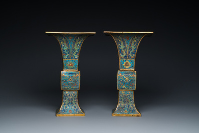 Paire de vases de forme 'gu' en &eacute;maux cloisonn&eacute;s, Chine, Kangxi