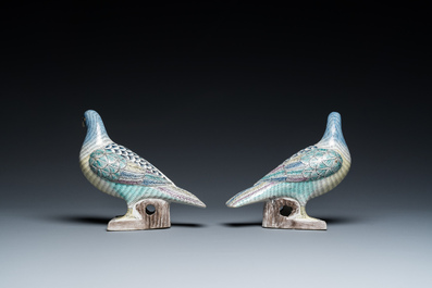 A pair of Chinese verte biscuit pigeons, 19/20th C.