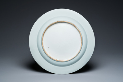 Grand plat en porcelaine de Chine &agrave; d&eacute;cor ornemental en rouge de fer et dor&eacute;, Qianlong