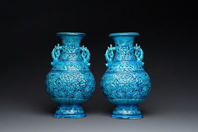 Paire de vases en porcelaine de Chine en turquoise monochrome &agrave; d&eacute;cor de lotus, 19&egrave;me