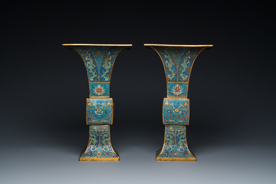 Paire de vases de forme 'gu' en &eacute;maux cloisonn&eacute;s, Chine, Kangxi