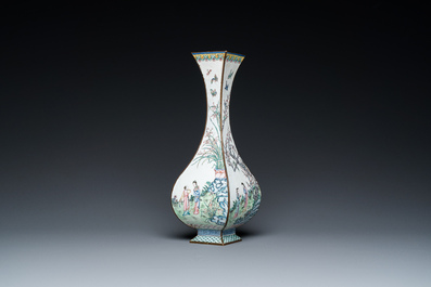 Vase de forme losange en &eacute;maux de Canton &agrave; d&eacute;cor des 'quatre saisons', Chine, marque et &eacute;poque de Qianlong