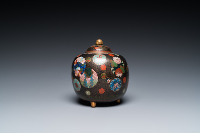 Huit pi&egrave;ces en &eacute;maux cloisonn&eacute;s, Japon, Meiji, 19/20&egrave;me