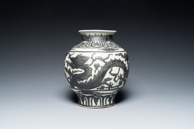 Vase en porcelaine de Chine de style Nankin &agrave; d&eacute;cor de dragons en relief, 18/19&egrave;me