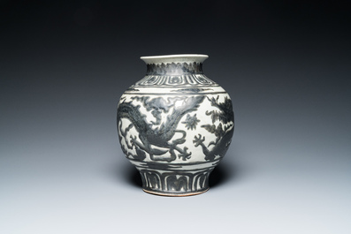 A Chinese Nanking-style 'dragon' vase with applied design, 18th/19th C.