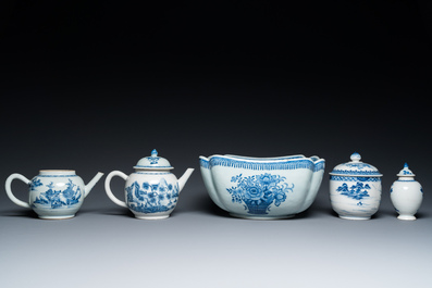 Six pi&egrave;ces en porcelaine de Chine en bleu et blanc, Qianlong