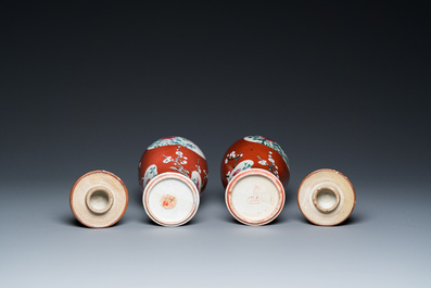 Paire de vases couverts en porcelaine de Chine famille rose au fond en rouge de rubis, Yongzheng/Qianlong