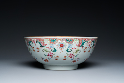 Een Chinese famille rose punchkom met floraal decor, Qianlong