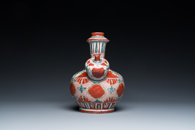 Een Chinese Swatow kendi met ornamentaal decor, Ming