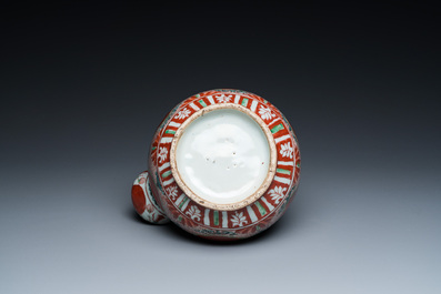 Een Chinese Swatow kendi met ornamentaal decor, Ming