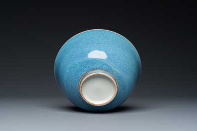 Un vase en porcelaine de Chine en c&eacute;ladon monochrome &agrave; d&eacute;cor incis&eacute; et un bol de type junyao, 19/20&egrave;me