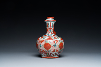 Een Chinese Swatow kendi met ornamentaal decor, Ming