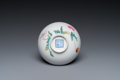 Bol en porcelaine de Chine famille rose &agrave; d&eacute;cor floral, marque de Yongzheng, 20&egrave;me