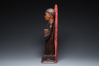 Een deels vergulde en gepolychromeerde houten sculptuur van een monnik met kist, wellicht Spanje, 16e eeuw