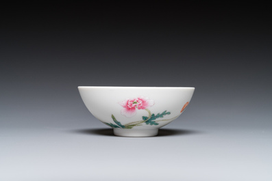 A Chinese famille rose bowl with floral design, Yongzheng mark, 20th C.